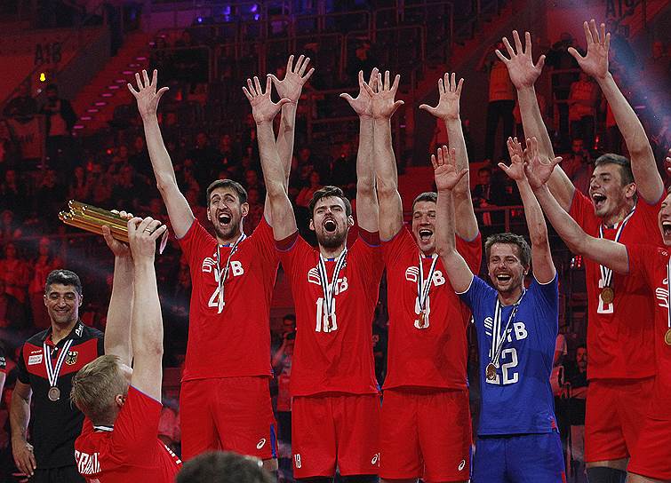 Радость отечественных волейболистов, победивших в финале чемпионата Европы среди мужчин в Кракове (Польша), легко понять: наши соперники немцы поймали &quot;свою игру&quot; и едва не разгромили россиян. Однако в спорте, как и в жизни, нет сослагательного наклонения. Российские волейболисты все же &quot;дожали&quot; игру: победа со счетом 3:2 и второе золото континента за четыре года

