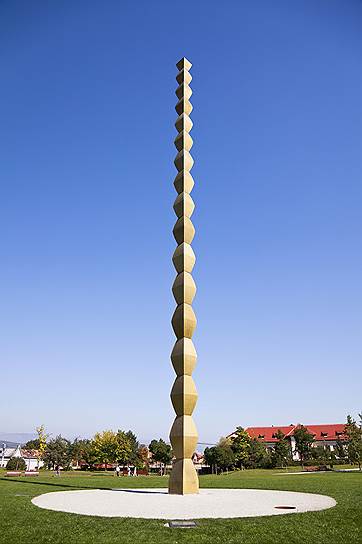 Скульптура из цикла &quot;Бесконечная колонна&quot; установленная в румынском городе Тыргу-Жиу. 1938 
