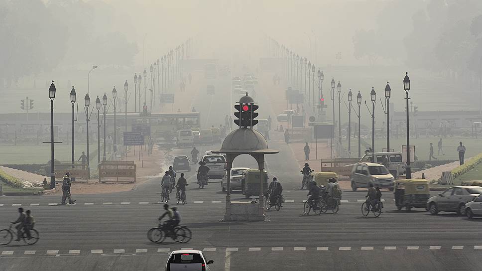 Смог над Нью-Дели и другими мегаполисами страны -- один из главных резонов форсированного отказа от машин с двигателями внутреннего сгорания 
