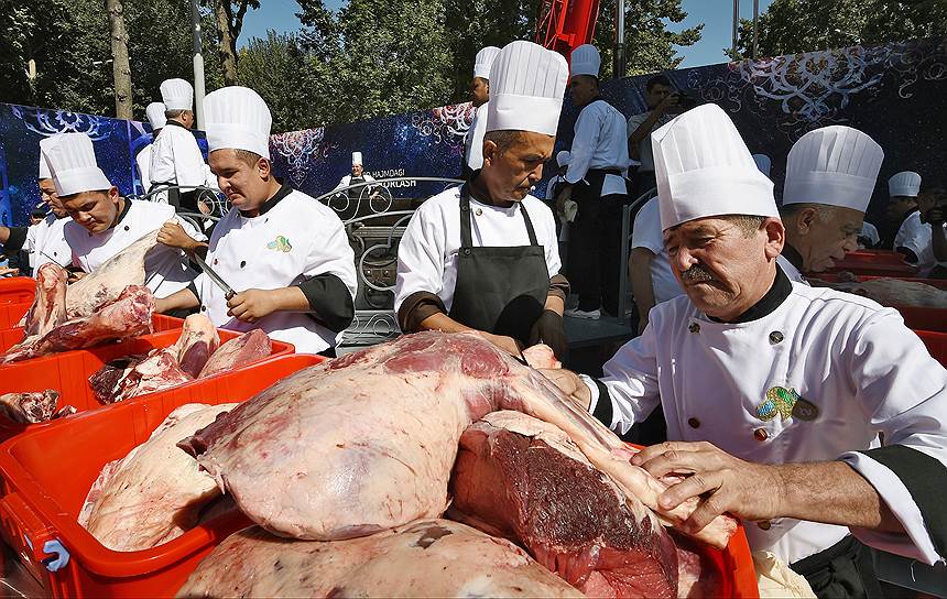 Мяса в рекордном плове хватает: в ход пошли 1,7 тонны говядины, 400 кг баранины и 260 кг курдючного жира 
