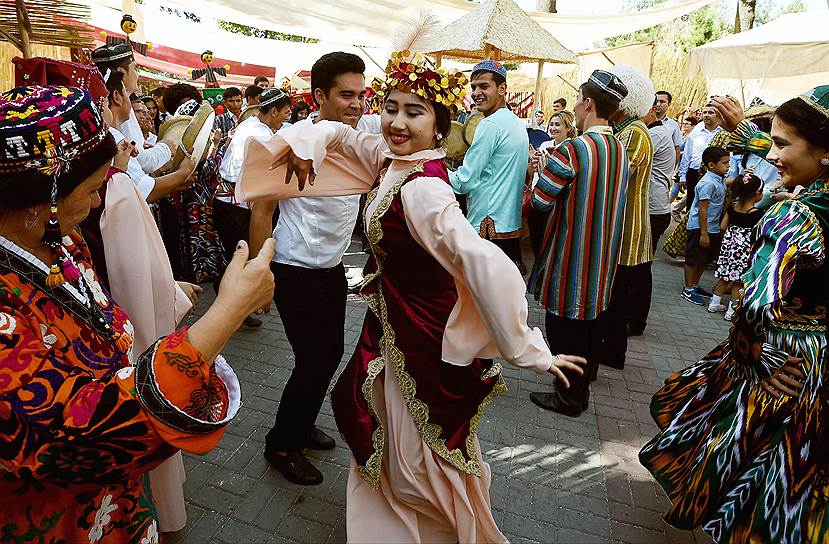 Плов готовили в рамках фестиваля традиционной культуры &quot;O&#39;zbegim&quot;. В этот день на улицах Ташкента выступали танцоры и канатоходцы, а узбекские дизайнеры устраивали показ национальной одежды
