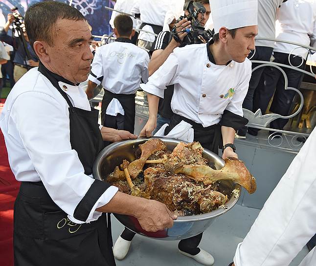 К приготовлению блюда привлекли более 50 именитых поваров со всего Узбекистана. А вместе с помощниками и подавальщиками участвовало свыше 200 человек 