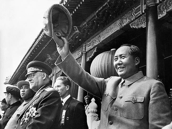 Мао Цзэдун в Пекине на праздновании годовщины создания КНР в 1954 году. Рядом с ним Николай Булганин (в это время министр обороны СССР), Ким Ир Сен, китайский премьер Чжоу Эньлай (на фото отвернулся от корейского соседа по трибуне)