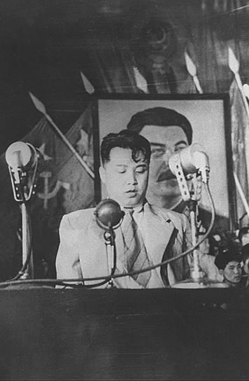 1953 год. Товарищ Ким Ир Сен пока еще не Солнце Кореи, но за его плечами уже большая война. И — главный Учитель 