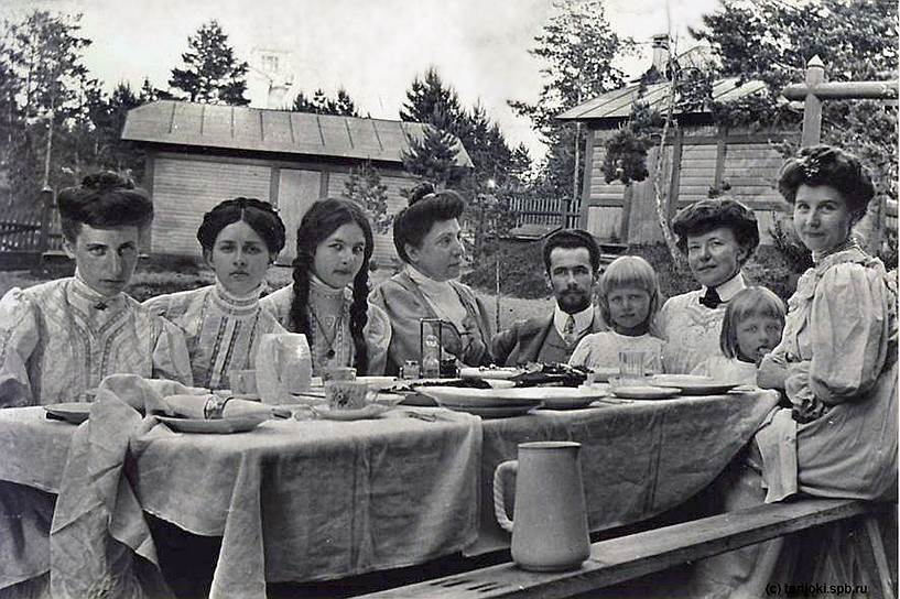 Семейное застолье на даче при санатории Санкт-Петербургского благотворительного Общества последователей гомеопатии, конец 1900-х 
