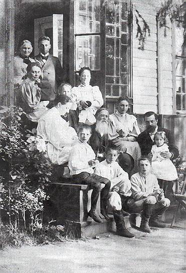 Поэт Аполлон Майков с родственниками на даче в Сиверской, 1890-е 
