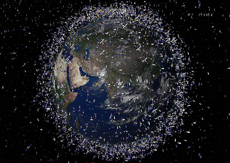 Помимо работающих спутников, на орбите находятся десятки тысяч деталей космических аппаратов и другого мусора, составляющие ореол вокруг Земли 
