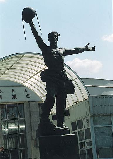 Знаменитым стал даже памятник &quot;Создателям первого спутника Земли. 1957&quot;, установленный в вестибюле метро &quot;Рижская&quot; в Москве 
