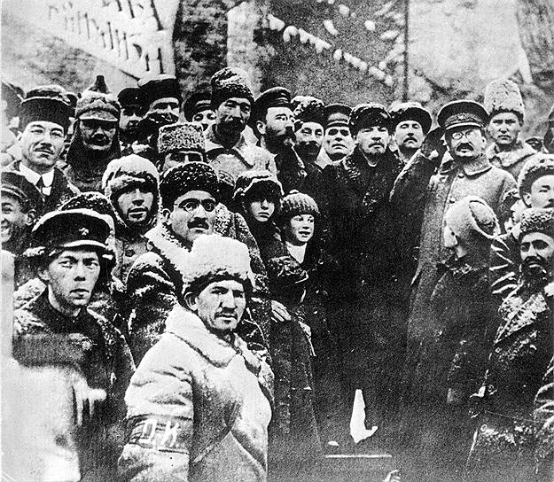 На этом фото Ленин и Троцкий в ноябре 1920-го, в день трехлетия Октября. Какое число человеческих жизней обеспечило &quot;триумф идеи&quot;, не ясно и 100 лет спустя 
