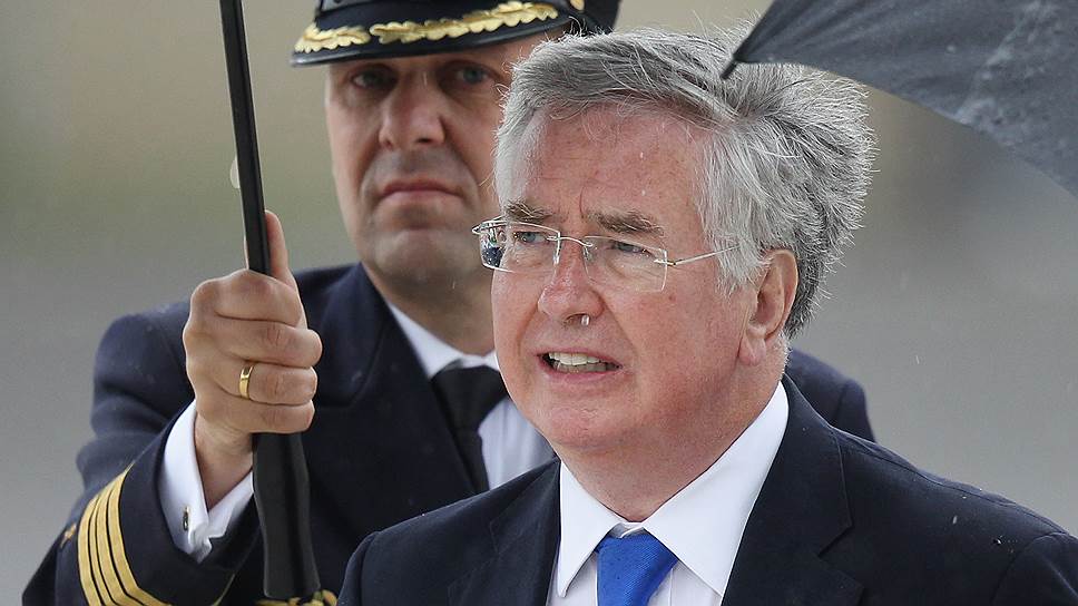 65-летний министр обороны Майкл Фэллон стал самой крупной жертвой разоблачений и ушел в отставку 
