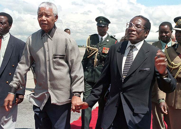 1998-й. Мандела и Мугабе. Первый войдет в историю как миротворец. А второй начнет еще одну Чимуренгу: отнять землю у белых, чтобы выйти из кризиса 
