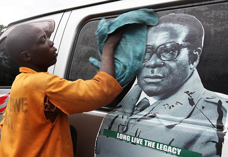 В Хараре еще постреливали, но на улицы уже вышли рейсовые автобусы с плакатами бессменного — в течение 37 лет — лидера Зимбабве. Стало ясно: без Мугабе — никак  
