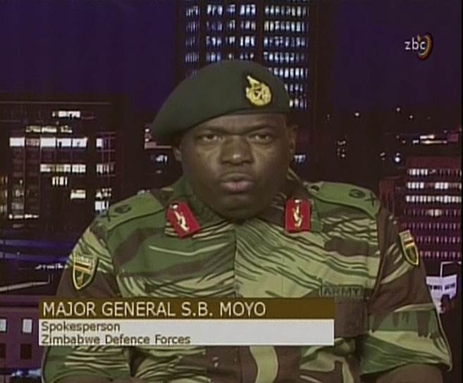 15 ноября 2017-го. Генерал-майор Мойо объясняет, что армия за Мугабе, но против его &quot;криминального&quot; окружения 
