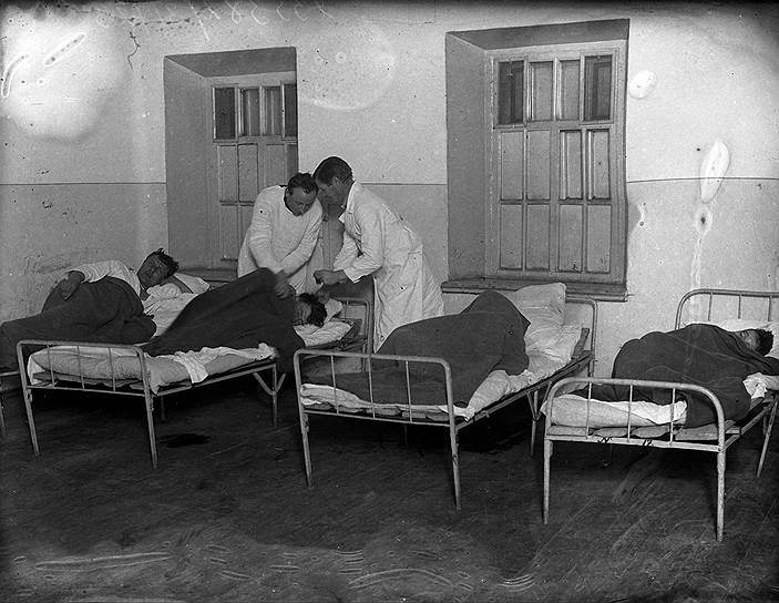 В СССР вытрезвители восстановили в 1931 году в системе наркомздрава, и в них алкоголики были под присмотром врачей. А в 1940-х учреждения передали НКВД 
