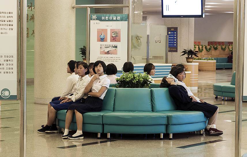 Корейский быт приходится изучать со слов сопровождающих. Туристам не позволяют гулять по улицам, а в метро водят организованно, только на четыре проверенные станции