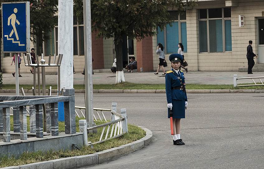 В Пхеньяне начинают появляться электронные светофоры, но регулировщицы неизменно стоят на перекрестках, даже на пустых. Это считается почетной женской профессией 

