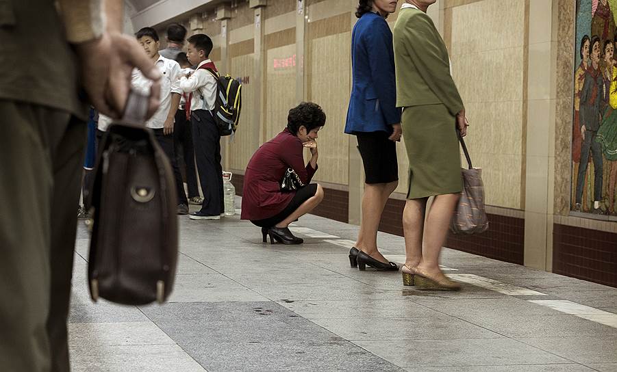 В КНДР, независимо от социального статуса, считается нормально сидеть на корточках. Возможно, поэтому в метро и нет скамеек 
