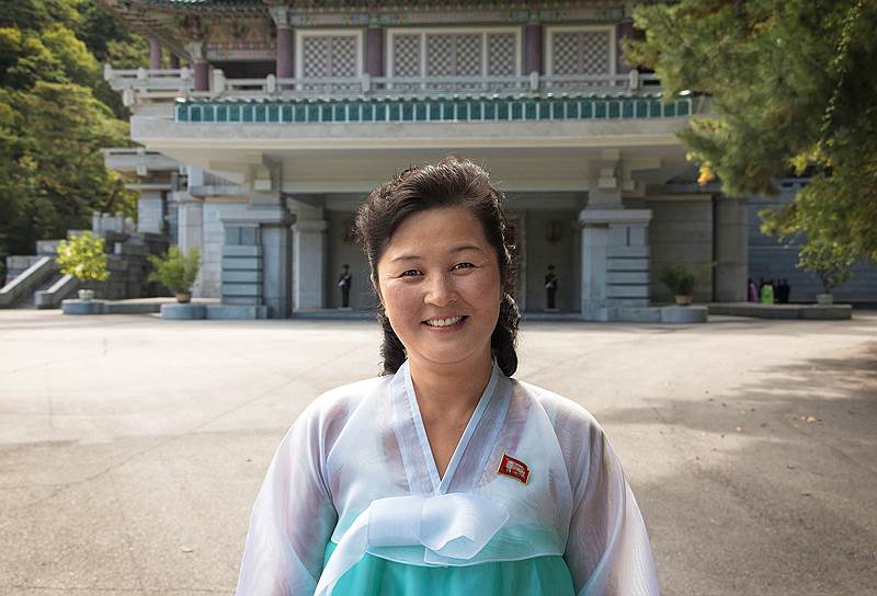 Искренняя улыбка - обязательный атрибут всех северокорейских гидов. В абсолютном большинстве случаев гидами работают женщины