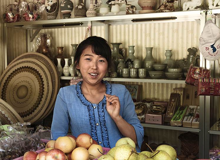Сладости, фрукты и сувениры в лавках для туристов продают исключительно женщины
