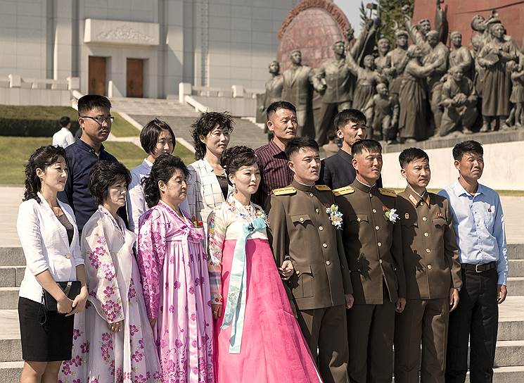 Подножье статуй Ким Ир Сена и Ким Чен Ира — главное место для свадебных фотографий. Невеста и ее сопровождающие надевают для этого традиционные корейские платья. Жених и свидетели — парадную форму. После призывной службы мундир остается парадной одеждой на всю жизнь 

