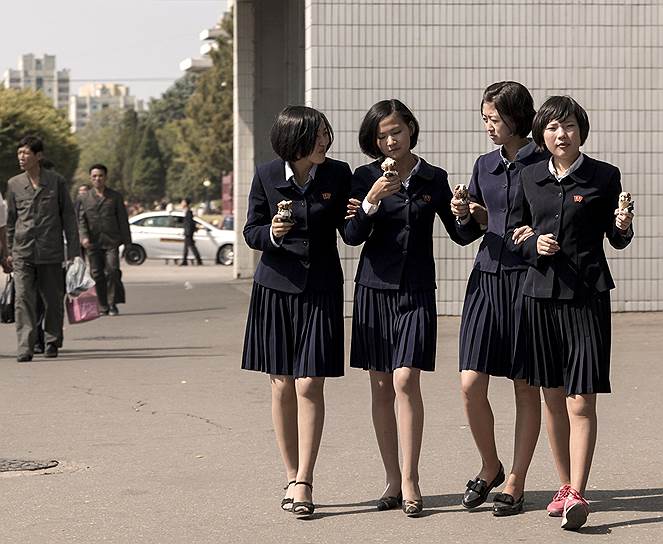 Северокорейские школьницы носят форму, ее элементы стандартизированы, но могут незначительно отличаться. Неизменно одно — стрижка. Некоторые девушки продолжают носить ее и после окончания школы