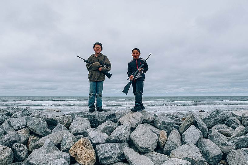 Охота -- не только основной источник заработка, но и символ идентичности коренных народов Аляски. С годами большой улов становится редкостью
