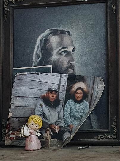 Фотографии и религиозные образы на полке в доме одного из местных жителей (д. Шишмарев). Местные жители считают себя христианами, но соблюдают и языческие обряды 
