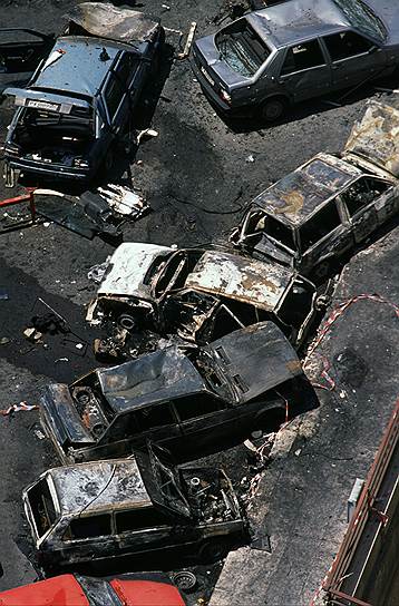 Бомба, от которой погиб Паоло Борселино в июне 1992-го, разнесла пол-улицы. Ниже — арест мафиози, обвиняемого в его убийстве 
