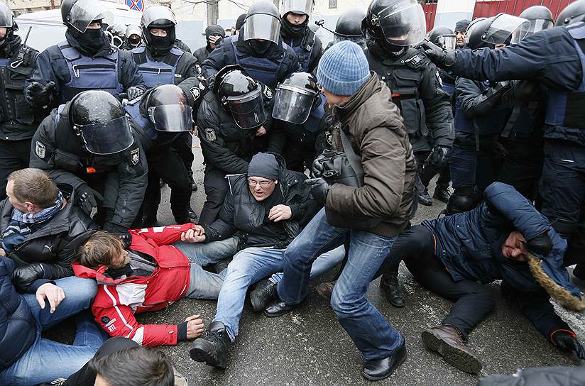 Столкновение между полицейскими и сторонниками Михаила Саакашвили 
