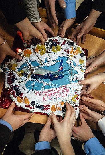 Торт в виде самолета заказали на день рождения одного из курсантов
