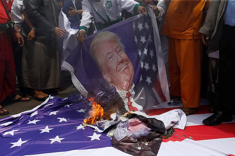 Флаги США и портреты Трампа горели так быстро, что протестующие не всегда успевали прокричать все заготовленные проклятия 
