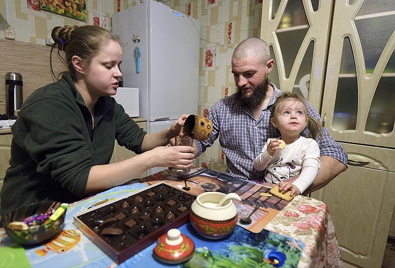 Антон, его жена Марья и дочка Василиса за чаем. Дома братьев самые комфортабельные в деревне