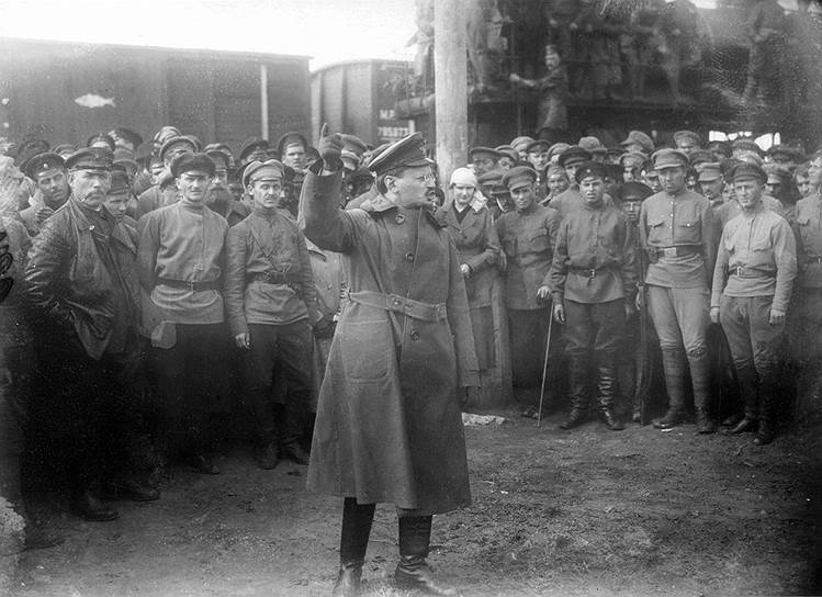 Наркомвоенмор Лев Троцкий призывает бойцов Первой конной дать отпор белогвардейцам и интервентам летом 1919-го. Всего год назад он на интервенцию Антанты рассчитывал 
