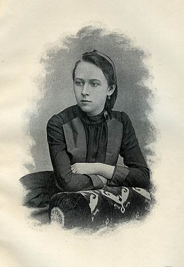 Лиза Дьяконова во время учебы в гимназии. 1890-е годы 
