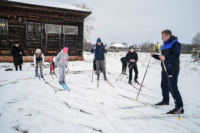 Учитель физкультуры: &quot;Делаем упор на лыжи, для командных видов спорта у нас людей не хватает&quot;&lt;br> 
Администрация школы регулярно отправляет учеников в оздоровительные лагеря и на новогодние елки в Москву
