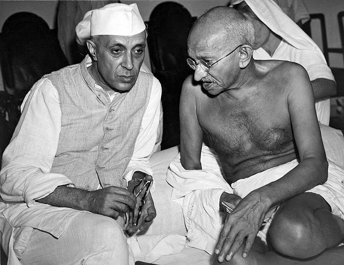 За год до независимости: будущий премьер Индии Джавахарлал Неру с Махатмой Ганди 
