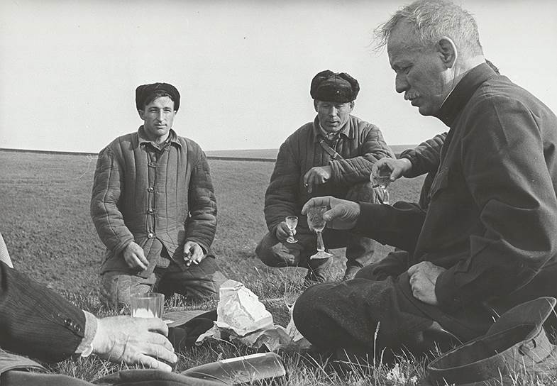 Любой прием пищи Шолохов умел превратить в застолье (фото 1958 года) 
