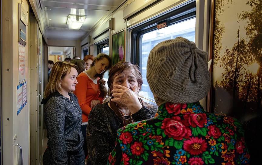Посетители ожидают приема врача в купейном вагоне поезда, переоборудованном под медицинские кабинеты