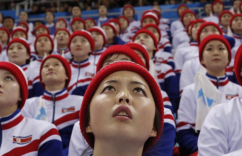 Девушки из КНДР болеют за Южную Корею во время хоккейного матча с чехами 
