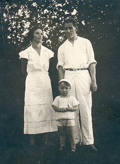 Отец будущего барда был по специальности гидрографом (на фото — с родителями) 1930-е годы 
