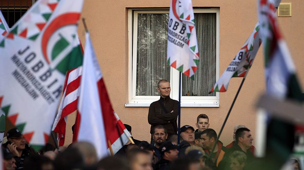 Сторонники ультраправой венгерской партии &quot;Йоббик&quot;. Соседи по Европе даже думать боятся, какие сюрпризы они могут преподнести  
