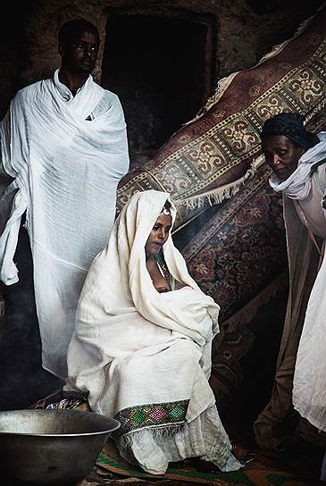 Традиции крестных родителей в Эфиопии нет. При крещении мать держит свое дитя на руках, олицетворяя на время обряда Деву Марию