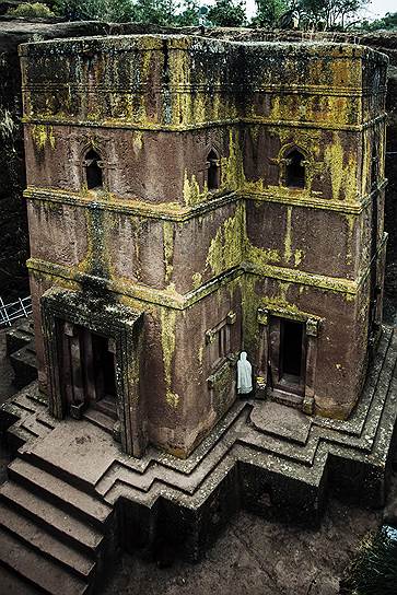 Бэт Георгис — церковь Святого Георгия, одна из 11 монолитных церквей Лалибэлы. Вход в храм ведет через тоннель, вырезанный в каменном теле горы