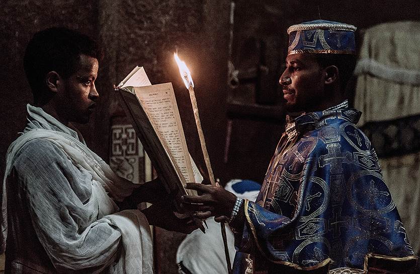 Священник эфиопской церкви на утренней молитве