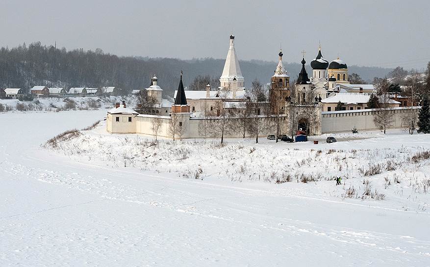 Сначала, в 1100 году, в районе нынешней Старицы появился Свято-Успенский монастырь 