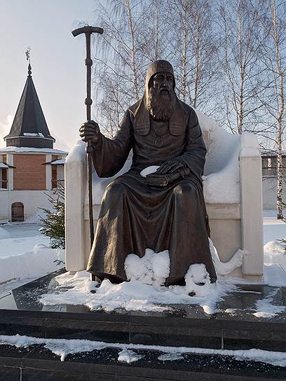 Памятник первому патриарху Московскому и всея Руси Иове