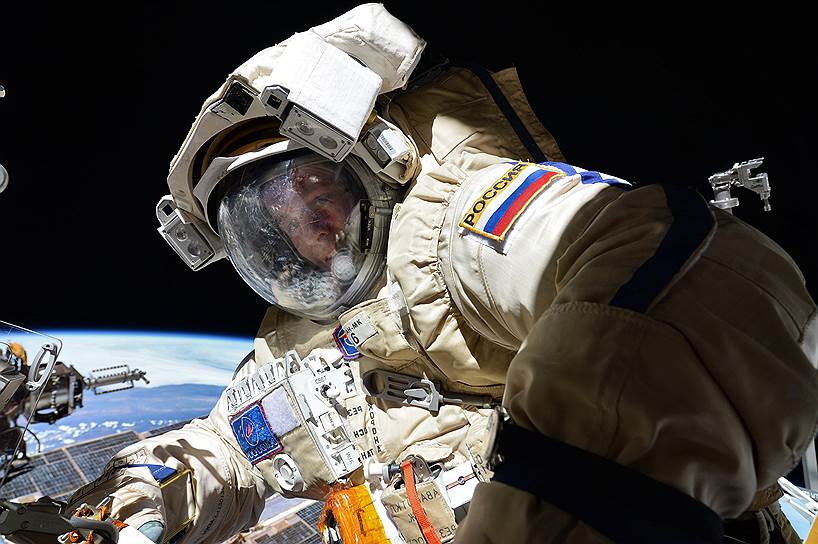 Космонавт Сергей Рязанский в открытом космосе. 17 августа 2017 года  
