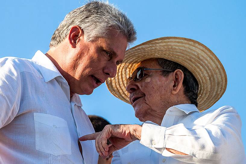 Председатель Госсовета Рауль Кастро и его первый зам Мигель Диас-Канель (слева)