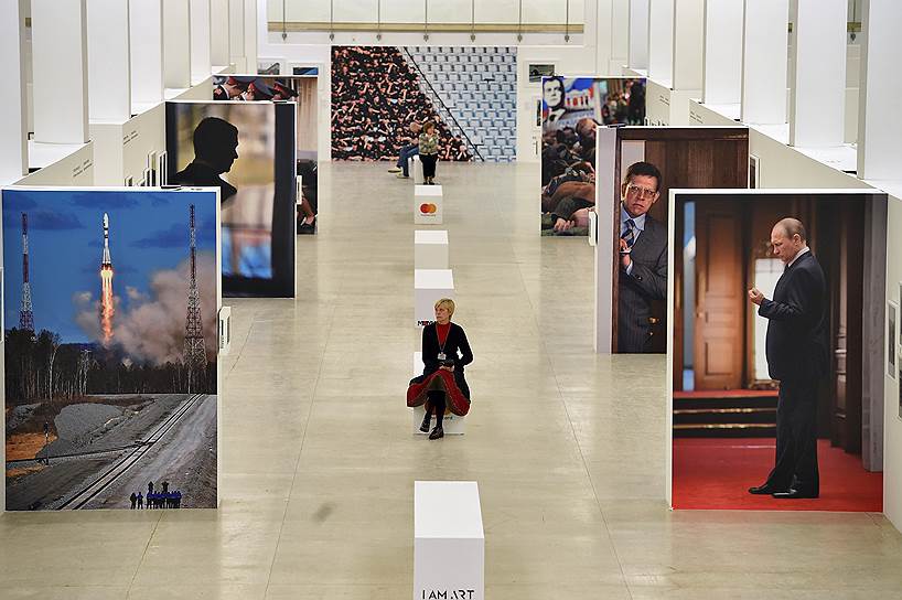 Фотовыставка в Манеже напоминает множество окон, настежь открытых в историю 