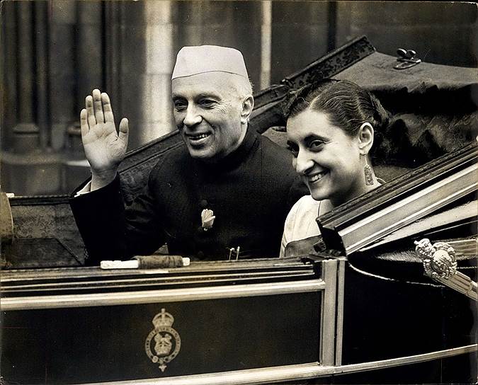 Премьер-министр Индии Джавахарлал Неру с дочерью Индирой Ганди, будущим индийским премьером